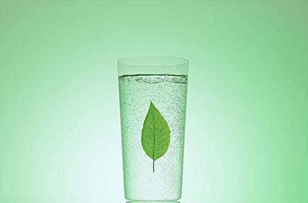 华为好还是红米手机好用
:用玻璃杯喝水好还是塑料杯喝水好？