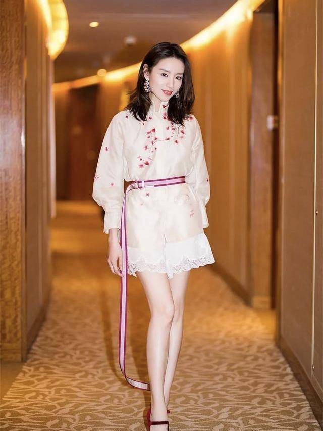 御剑情缘私服苹果版:董洁的穿搭越来越有品位，中国风典雅又有女人味，私服时尚又优雅