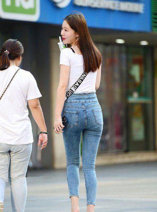 苹果6韩版好么:紧身牛仔裤最能体现大长腿优势，这蜜桃臀真的太挺翘，你喜欢吗