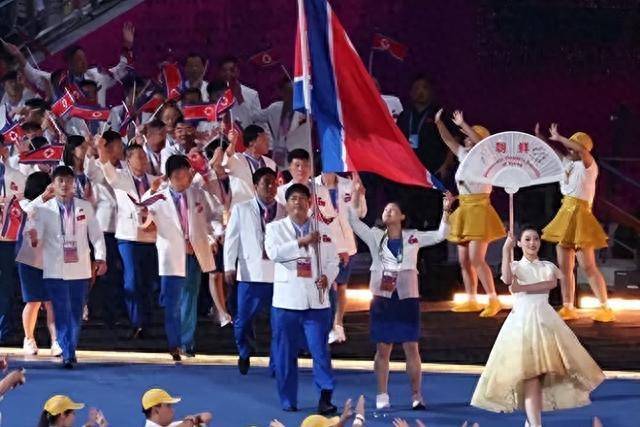朝鲜运动员逛杭州步行街，游西湖！穿着虽然朴素，但干净、大方！-第1张图片-太平洋在线下载