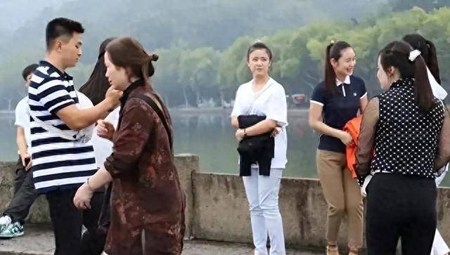 朝鲜运动员逛杭州步行街，游西湖！穿着虽然朴素，但干净、大方！-第2张图片-太平洋在线下载