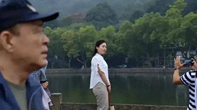 朝鲜运动员逛杭州步行街，游西湖！穿着虽然朴素，但干净、大方！-第3张图片-太平洋在线下载
